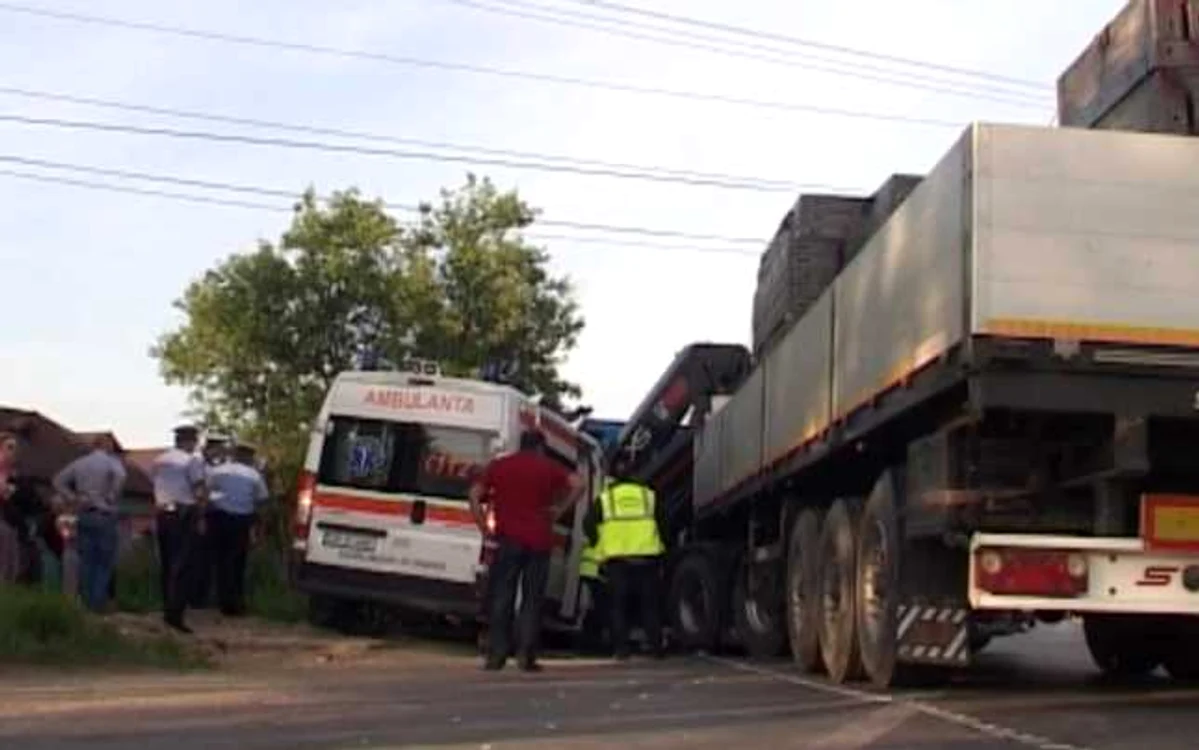 Ambulanţa transporta o tânără căreia i se făcuse rău într-un microbuz