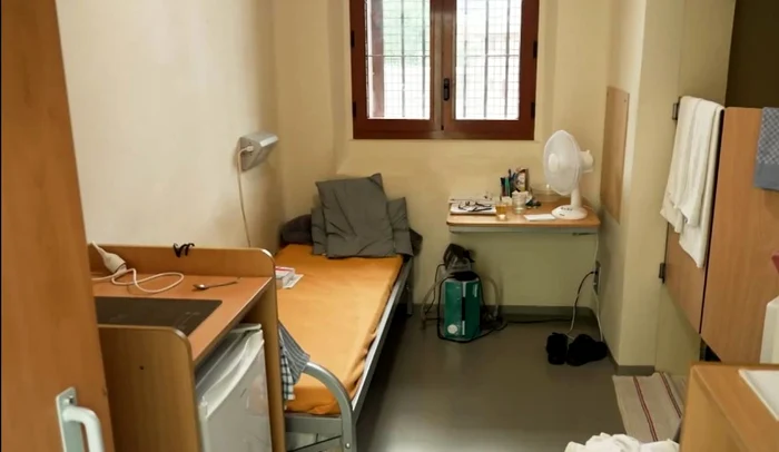 Față de ceilalți deținuți, Sarkozy stă singur în celulă (Foto: Profimedia)