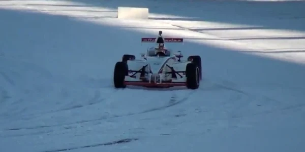 Andy Gulden a stăpânit monopostul F1 pe pista îngheţată