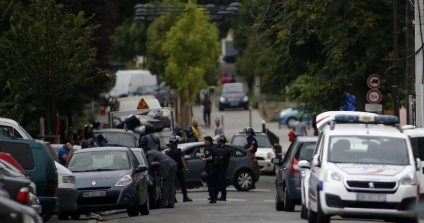 Poliţia a încercuri un cartier întreg şi a arestat mai multe persoane FOTO RFI