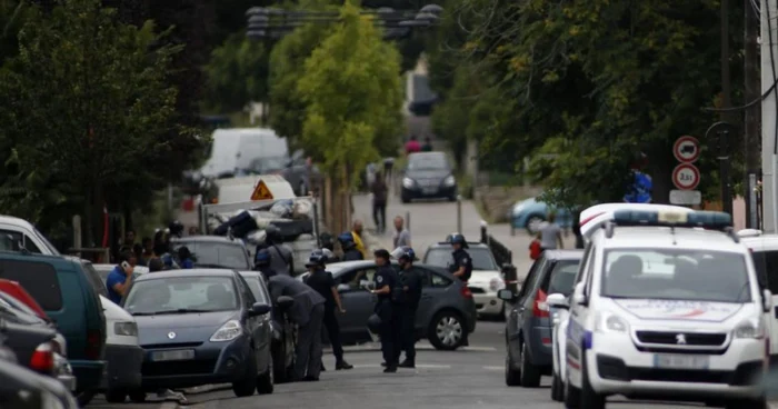 Poliţia a încercuri un cartier întreg şi a arestat mai multe persoane FOTO RFI