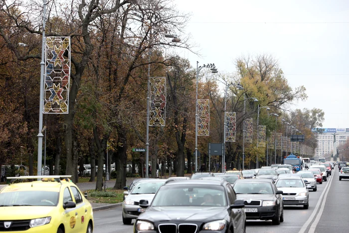 Pe Bd Aviatorilor au fost montate panouri de leduri în culorile steagului României
