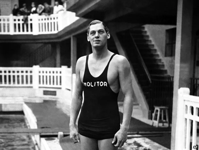 Actorul american, de origine română, Johnny Weissmuller, în anii '20, la Paris