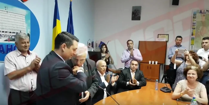 Un moment penibil: consilierul cu părul alb îi pupă mâna şefuluiFoto: ziarulincomod.ro