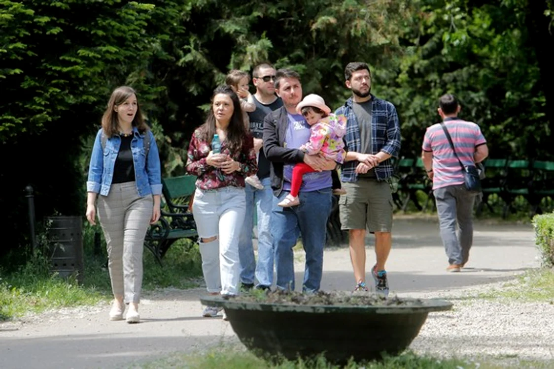 
    Mai mulți tineri au întâmpinat ziua de 15 mai cu urale, în Piața Constituției foto: captură Digi24  