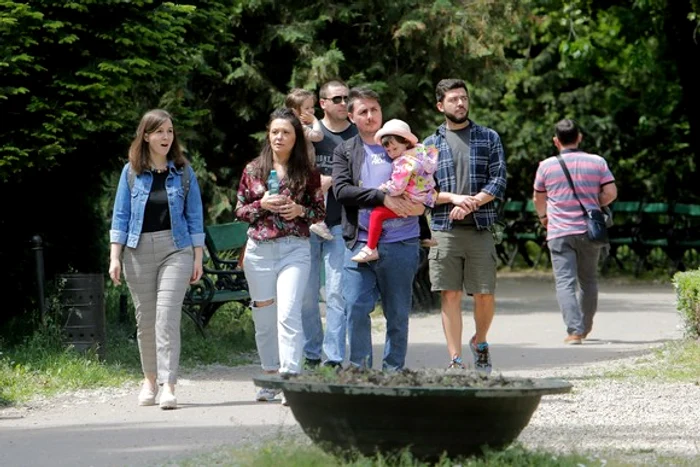 
    Mai mulți tineri au întâmpinat ziua de 15 mai cu urale, în Piața Constituției foto: captură Digi24  