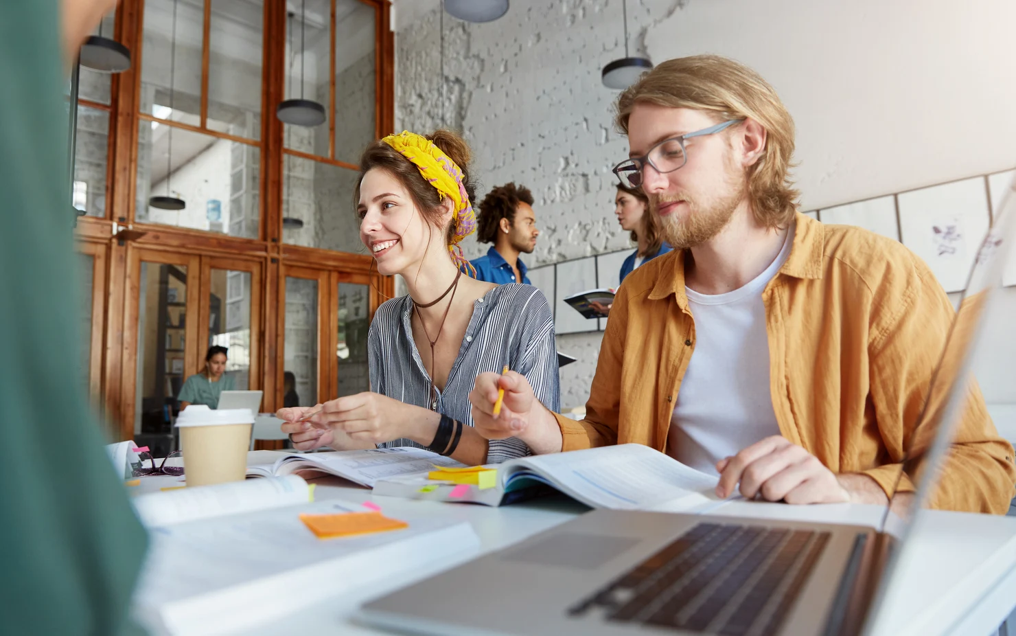 Stereotipul „Generația Z nu mai vrea să muncească” îi revoltă pe tineri: „Și apoi ne mirăm că lumea nu mai are chef?”