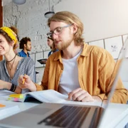 Tineri la lucru  Foto Freepik com jpg