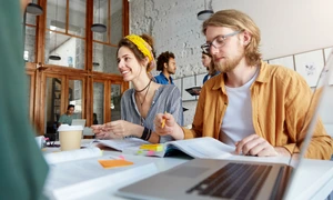 Tineri la lucru Foto Freepik com jpg