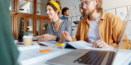 Tineri la lucru Foto Freepik com jpg