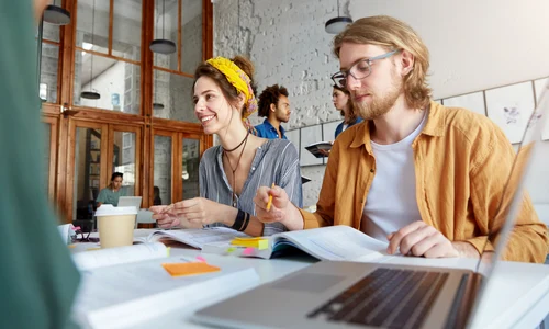 Tineri la lucru  Foto Freepik com jpg