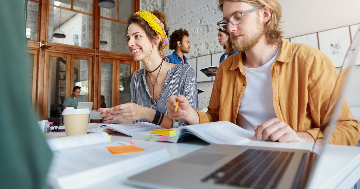 Stereotipul „Generația Z nu mai vrea să muncească” îi revoltă pe tineri: „Și apoi ne mirăm că lumea nu mai are chef?”