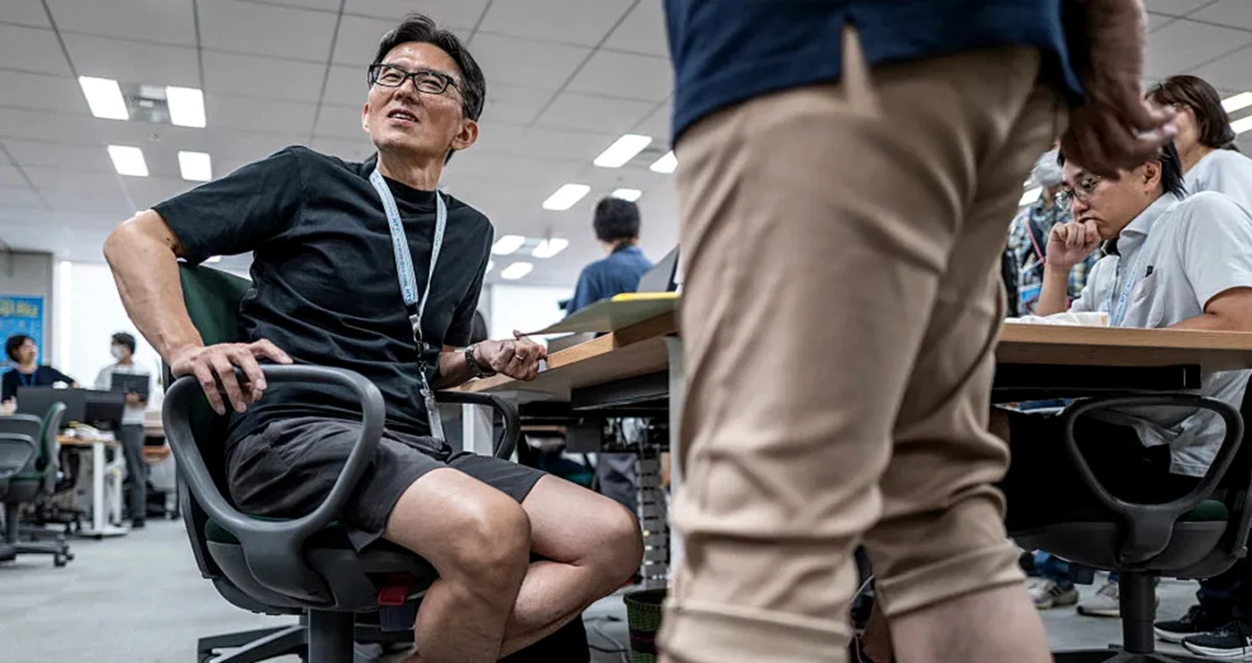 Tot mai mulți japonezi poartă pantaloni scurți la birou / foto: Getty Images