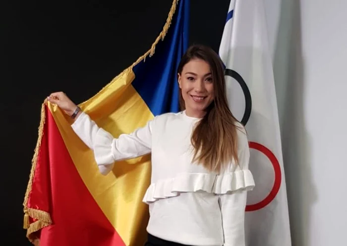 
    Monica Roșu, cu drapelul României  