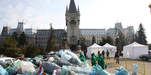 Sacii cu gunoaie au fost depuşi temporar în faţa Palatului Culturii