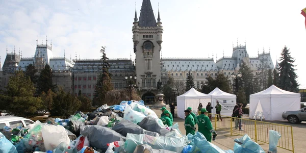 Sacii cu gunoaie au fost depuşi temporar în faţa Palatului Culturii