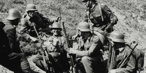 GETTY IMAGES/GULIVER Soldaţi germani şi români în „pauza de-o ţigară“ pe Frontul de Est