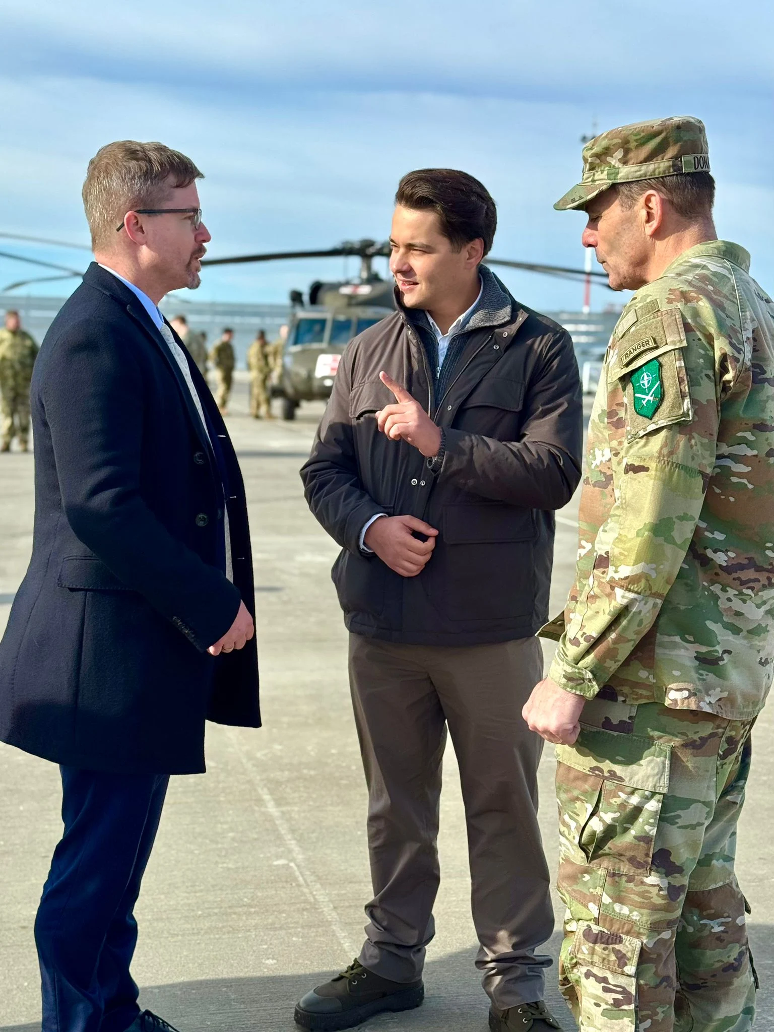 Selly s-a intalnit cu generalul Christopher Donahue, comandantul Forțelor Terestre ale Statelor Unite si ministrul român al Apărării, Ionuț Moșteanu