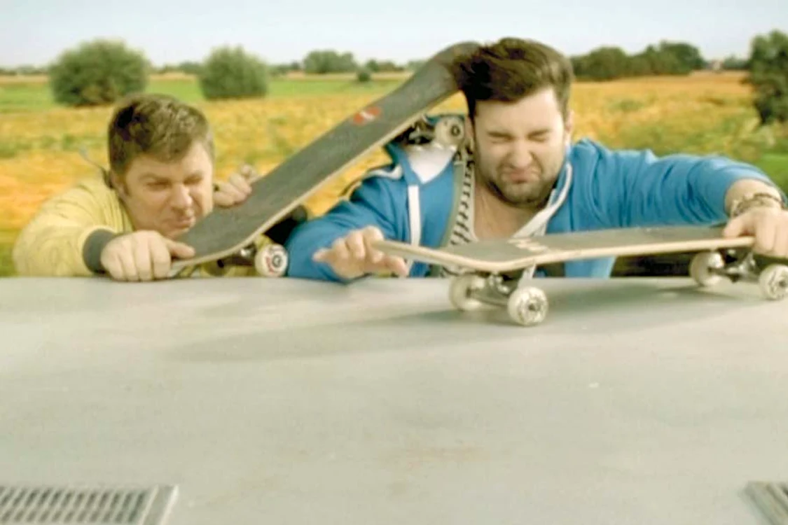 
    În reclamă, Pavel Bartoș  și Smiley se urcă pe tren  cu skateboard-urile  