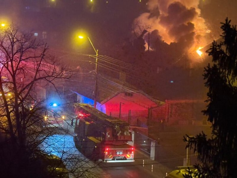 Șase locuințe au fost afectate de un incendiu. Pompierii s-au luptat ore în șir cu flăcările