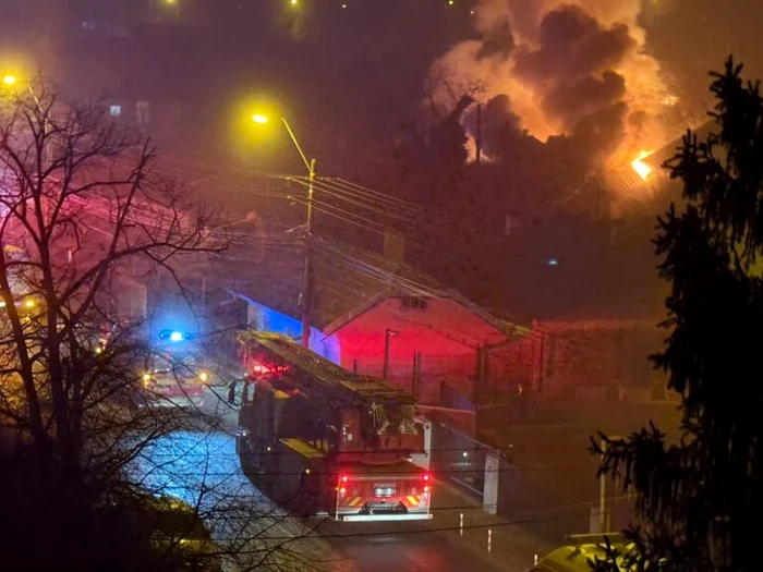 Șase locuințe au fost afectate în urma incendiului izbucnit în timpul nopții FOTO ISU Iași