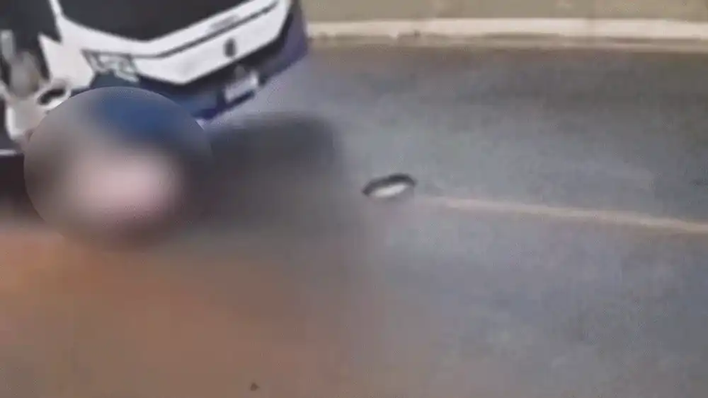 Imagini de la un accident teribil: cărucior cu un copil, acroșat de un autobuz. „Tu, ca mamă, n-ai cum să mergi așa, de dorul lelii, pe carosabil”