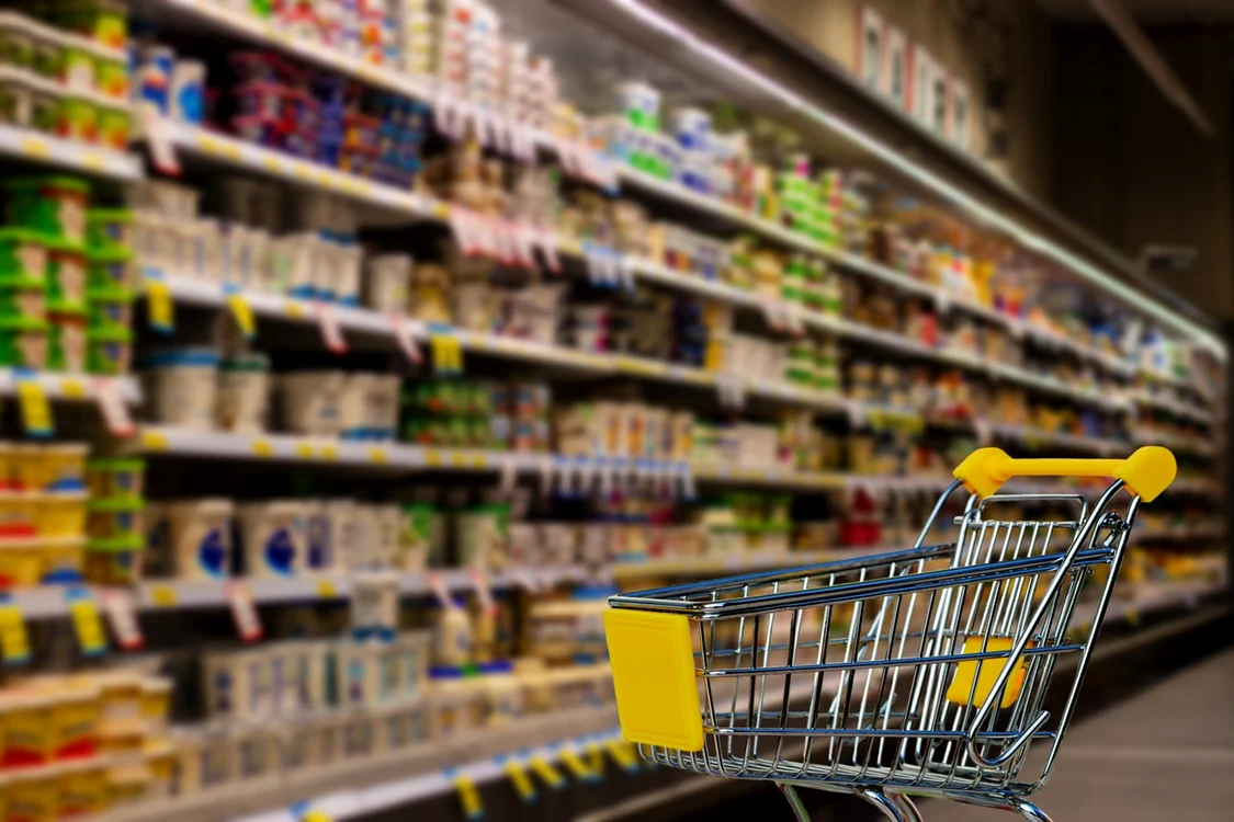 Un cărucior gol de cumpărături într-un supermarket