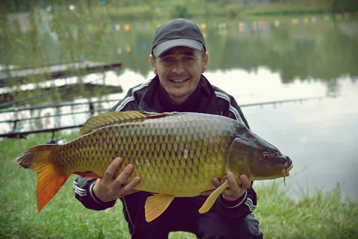 Mentalistul este pasionat de pescuit și îi place să se laude cu peștii mari pe care îi prinde