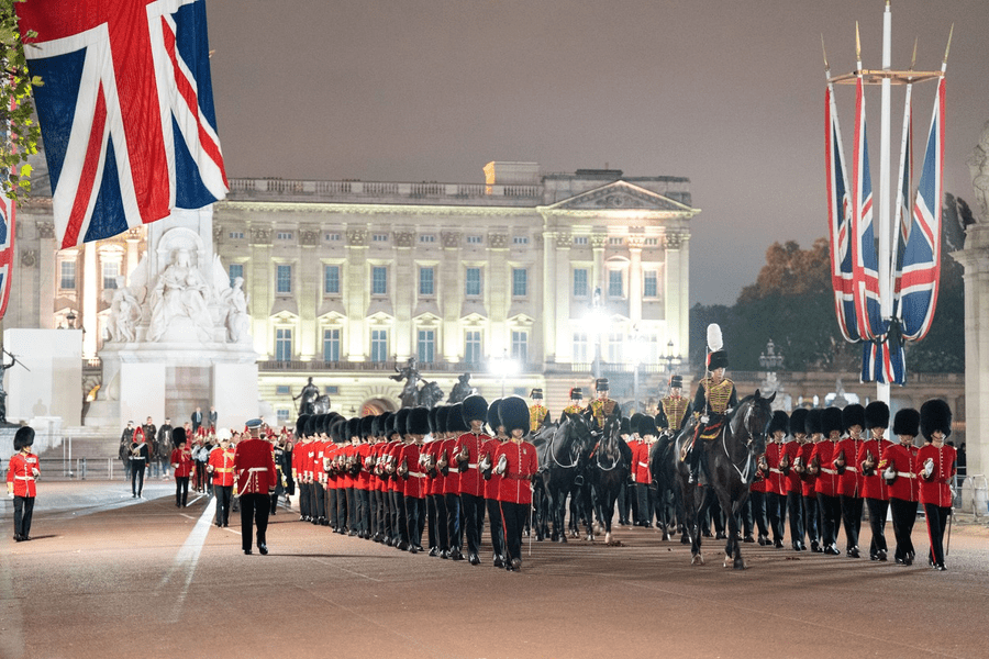 Sicriul cu trupul neînsuflețit al Reginei Elisabeta a II-a, ultima oară la Palatul Buckingham VIDEO