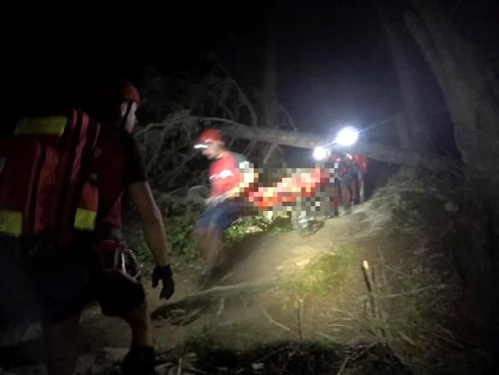 
    Un tânăr de 17 ani a fost găsit spânzurat la o stână din vârful muntelui, la Grințieșul Mic din NeamțFoto: Salvamont Neamț  