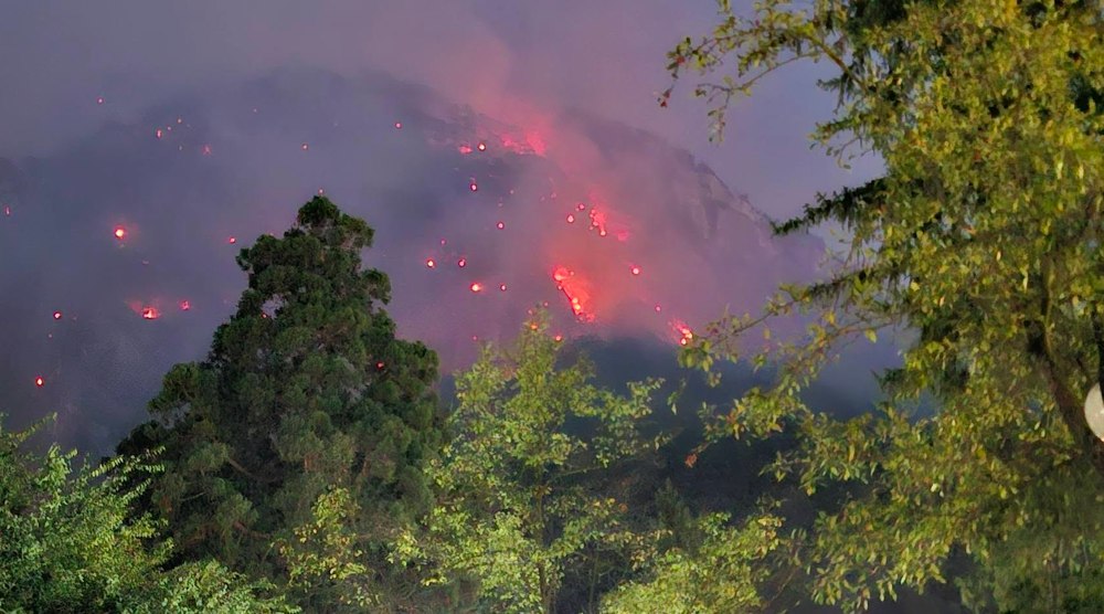 Incendiul care nu se mai stinge de aproape o lună la Băile Herculane. DN 67D, închis din nou după ce focul s-a apropiat de șosea. Se intervine cu două elicoptere Black Hawk 