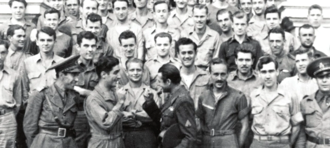 Prizonieri americani și ofițeri români, surprinși într-o fotografie de grup, după 23 august 1944