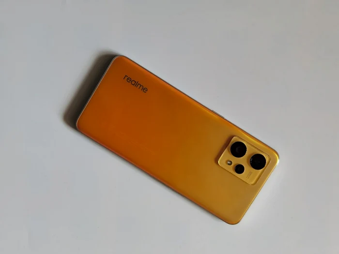 Smartphone Realme 9 4G FOTO Adrian Pogîngeanu
