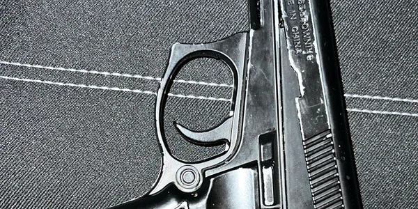 Pistolul purtat la brâu de tânărul recalcitrant. FOTO observatorulph.ro