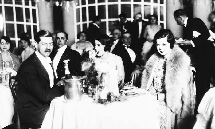 Regele Carol al II-lea şi Elena Lupescu, într-un restaurant din Franța (© Arhivele Naţionale ale României / Wikipedia)