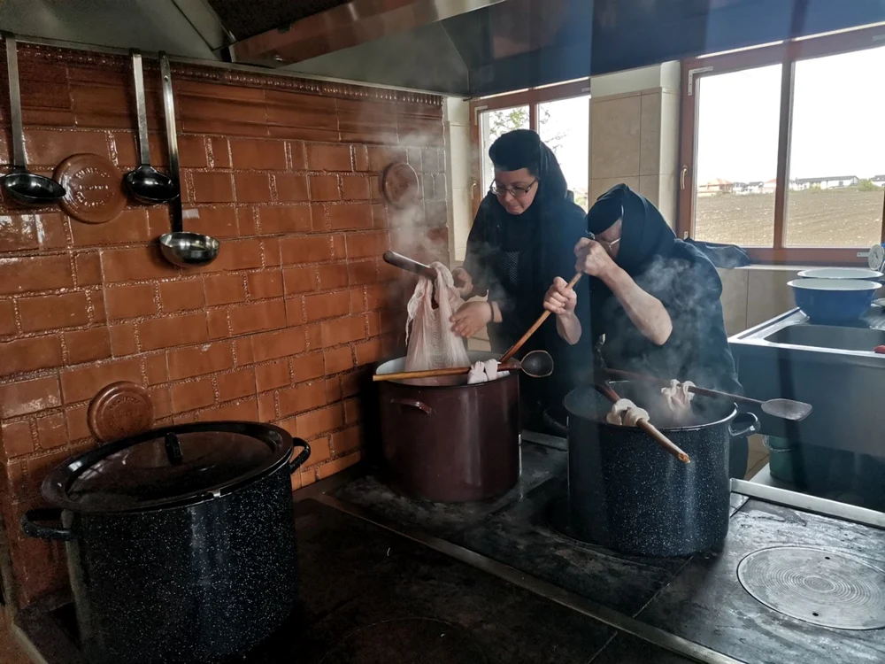 Măicuţele de la Şag vopsesc în jur de 700 de ouă FOTO Ş.Both