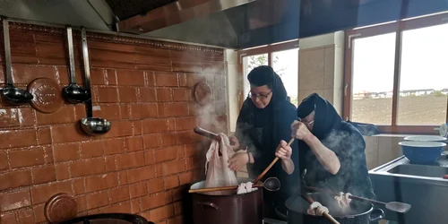 Vopsitul ouălor roşii la mănăstirea Timişeni-Şag FOTO Ş.Both