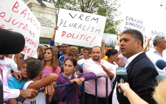 Aproximativ 200 de romi au venit la proteste FOTO Bogdan Păvăloi