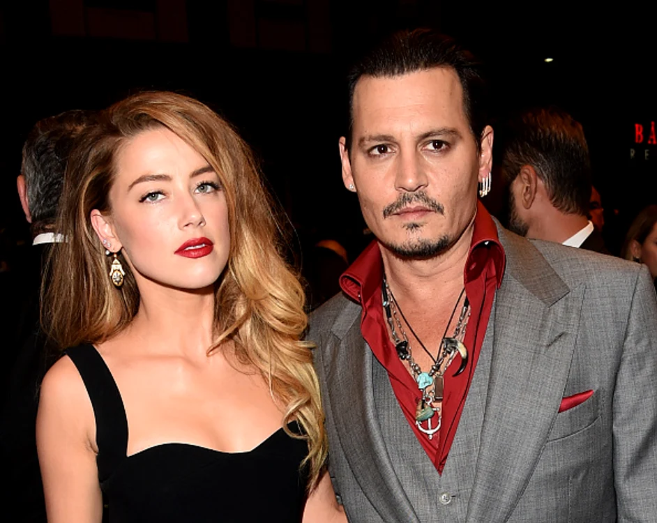 Imaginea oferită publicității de către Amber Heard, în care fostul ei soț apare pe canapea cu înghețată topită pe piciorFoto: Arhivă personală