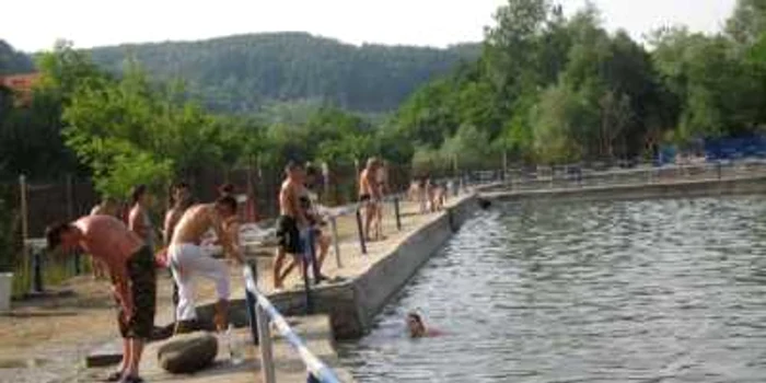Băieţelul nu ştia să înoate