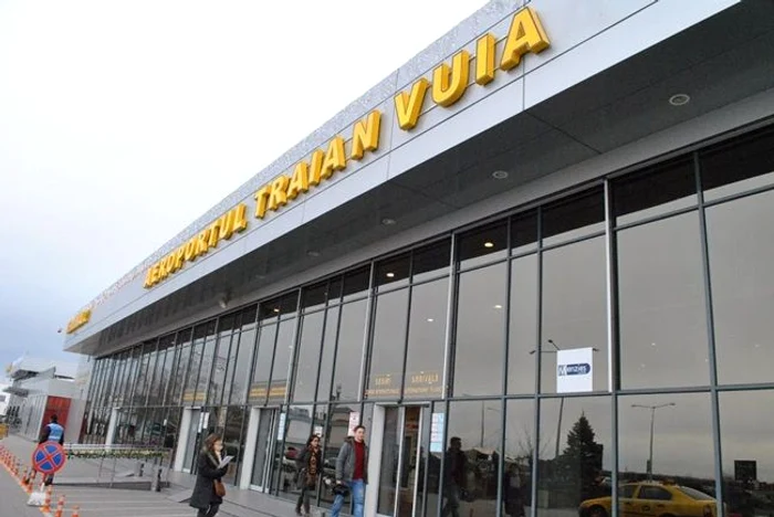 Aproape 100 de pasageri, ținuți la sol Foto: captură Digi24