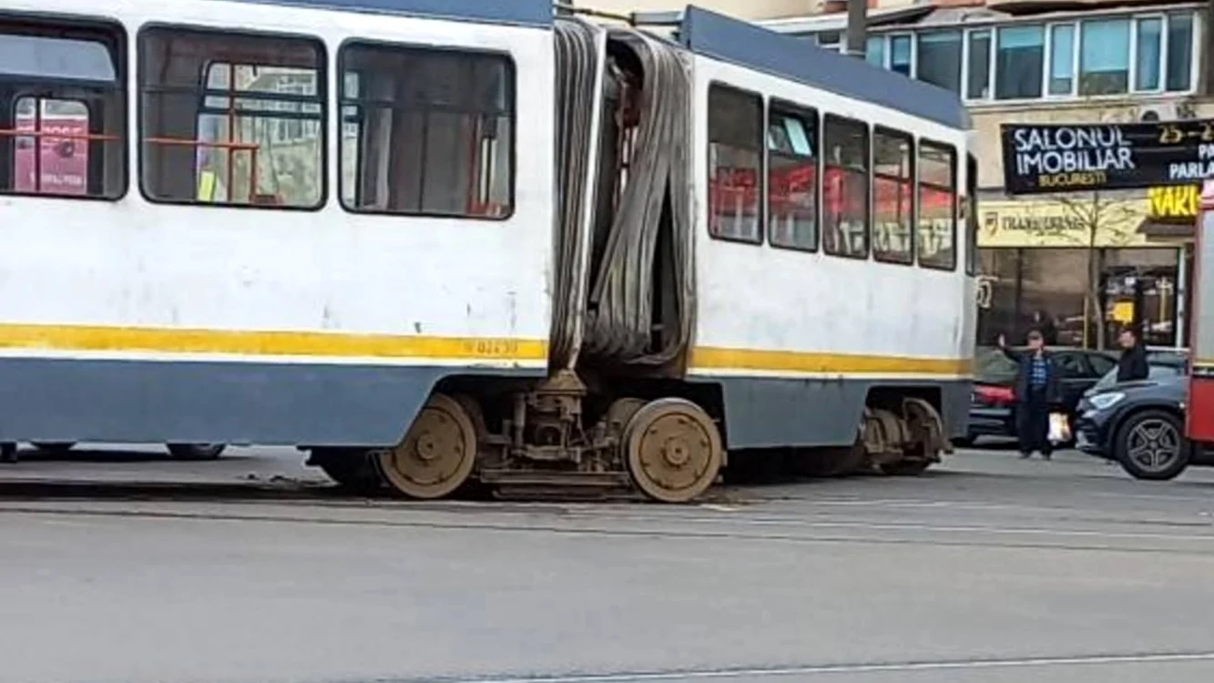 Un tramvai a deraiat miercuri seară pe Bulevardul Preciziei. FOTO: Facebook/Europa Press RO
