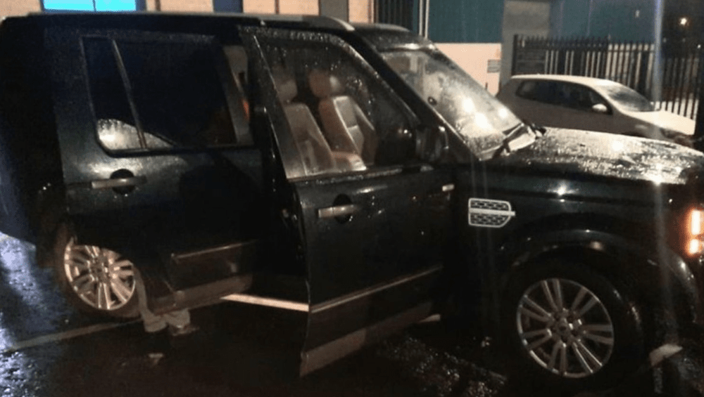 Polițiștii au oprit o mașină care mergea haotic și au fost uimiți de descoperire: la volan se afla un tânăr de 14 ani, iar pe banchetă erau părinții săi beți