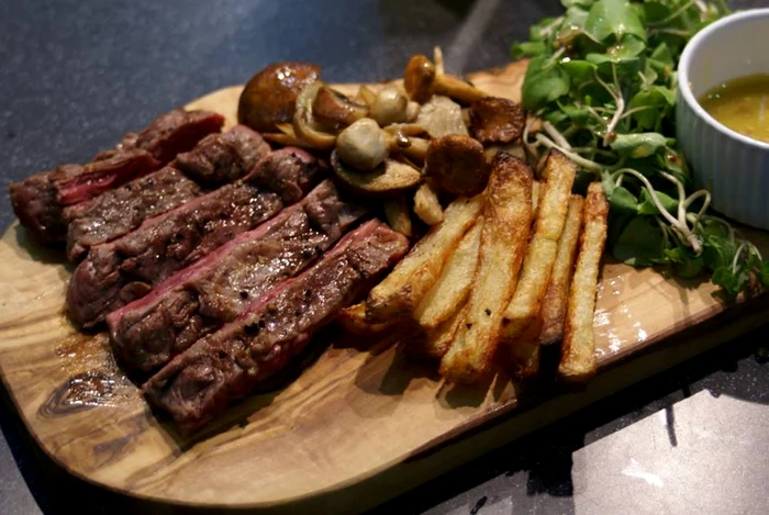 
    Când vine vorba de o masă de prânz gustoasă, rapidă şi săţioasă, servită la birou, ceafa de porc cu cartofi prăjiti sau puiul cu piure sunt cele mai la îndemână  