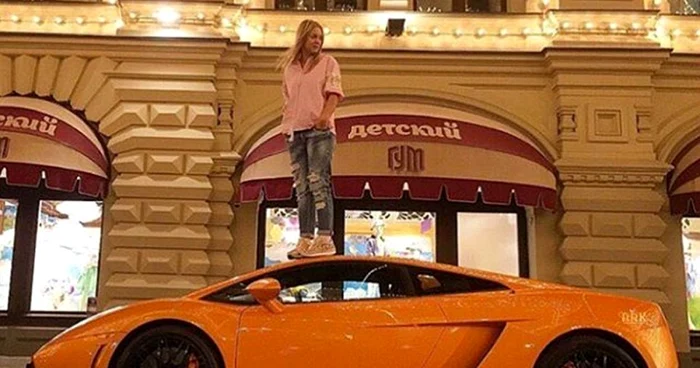 Un copil de bani gata rus pe ub bolid de lux FOTO Daily Mail