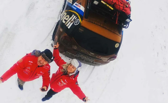 Attila și Kinga, alături de mașina echipată specialFotografii: Facebook / Hello Siberia Expedition