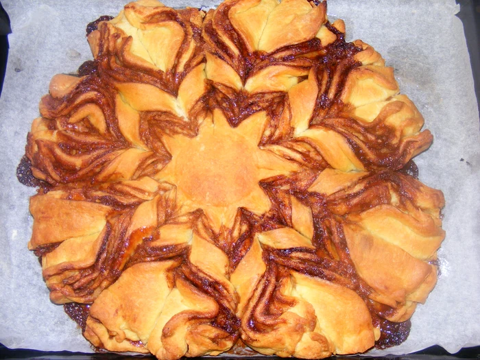 
    Floare cu cremă de ciocolată  