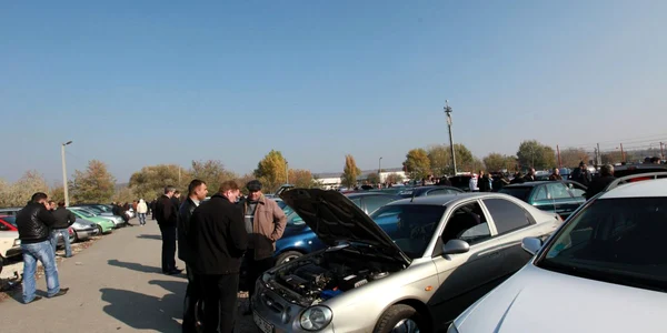Cumpărătorii se târguiesc mult chiar și acum când mașinile încă nu s-au scumpit