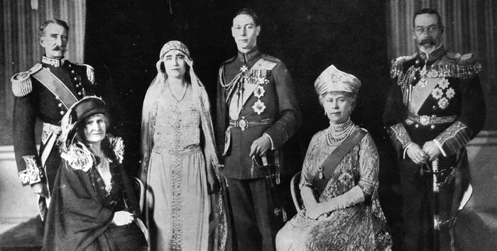 Nunta Ducelui de York (viitorul Rege George VI) cu Elizabeth Bowes-Lyon. Alături de cuplul princiar se află Regele George V și soția sa, Mary (26 aprilie 1923).