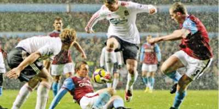 Fernando Torres (în alb) a ajuns la 50 de goluri pentru Liverpool în doar 72 de meciuri